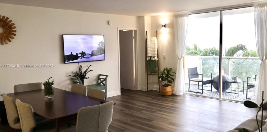 Condominio en North Miami, Florida, 2 dormitorios  № 1709172