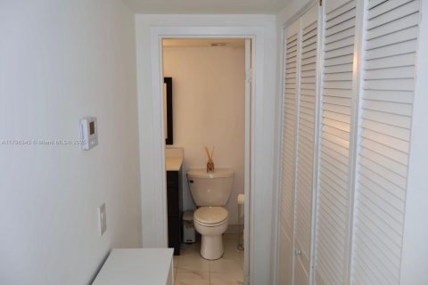 Condominio en venta en North Miami, Florida, 2 dormitorios, 97.55 m2 № 1709172 - foto 13