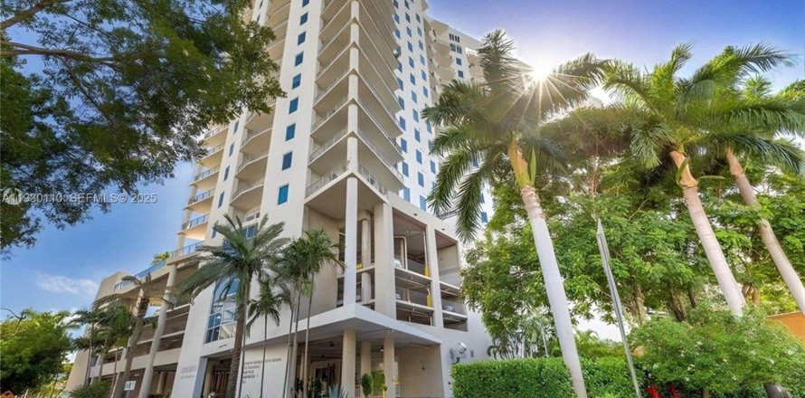 Кондоминиум с 2 спальнями в Майами, Флорида № 1994648