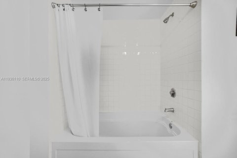 Купить кондоминиум в Майами, Флорида 2 спальни, 88.63м2, № 1994648 - фото 16