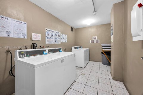 Condo in Miami Beach, Florida, 2 bedrooms  № 1846222 - photo 24