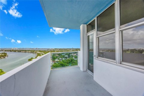 Condo in Miami Beach, Florida, 2 bedrooms  № 1846222 - photo 25