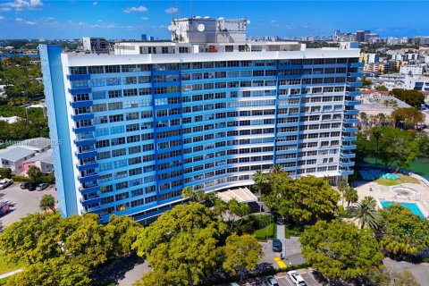 Condo in Miami Beach, Florida, 2 bedrooms  № 1846222 - photo 1