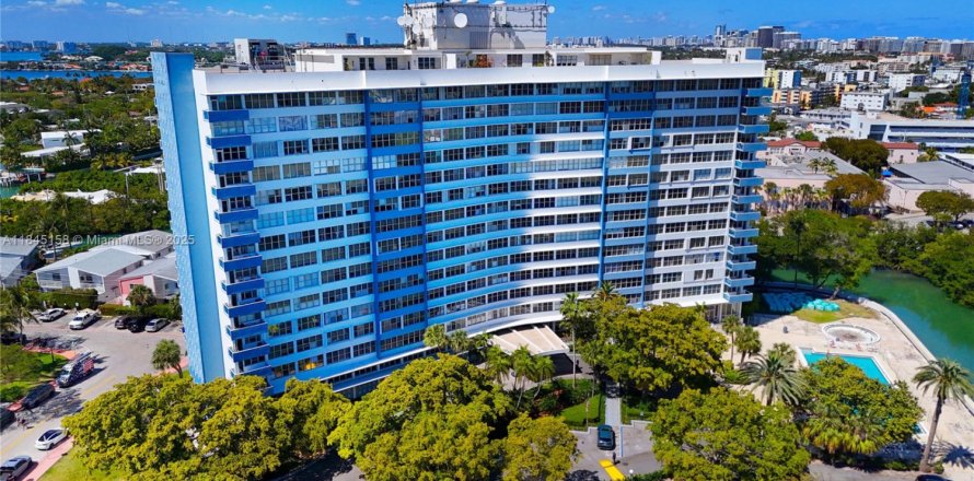 Condo in Miami Beach, Florida, 2 bedrooms № 1846222
