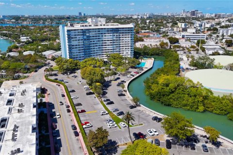 Condo in Miami Beach, Florida, 2 bedrooms  № 1846222 - photo 20