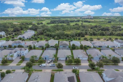 House in Davenport, Florida 4 bedrooms, 238.85 sq.m. № 2389464 - photo 4