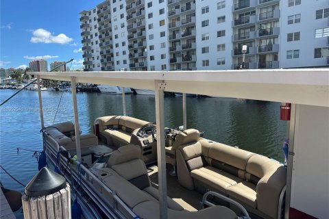 Condo in North Miami Beach, Florida, 3 bedrooms  № 1953526 - photo 20