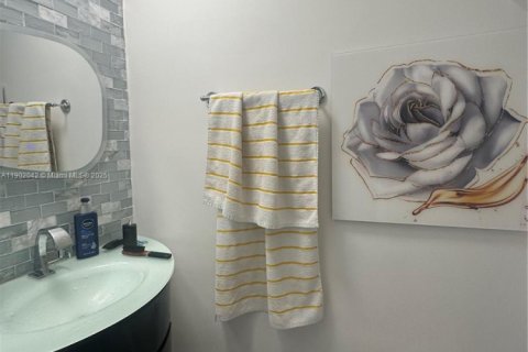 Condo in North Miami Beach, Florida, 3 bedrooms  № 1953526 - photo 10