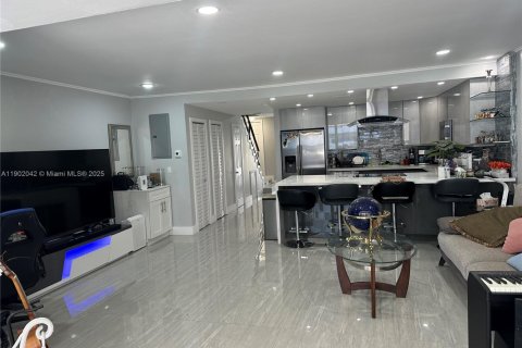 Condo in North Miami Beach, Florida, 3 bedrooms  № 1953526 - photo 7