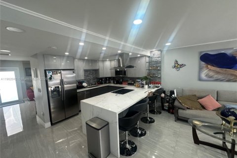 Condo in North Miami Beach, Florida, 3 bedrooms  № 1953526 - photo 1