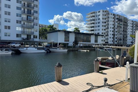 Condo in North Miami Beach, Florida, 3 bedrooms  № 1953526 - photo 5