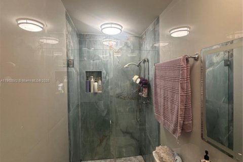 Condo in North Miami Beach, Florida, 3 bedrooms  № 1953526 - photo 17