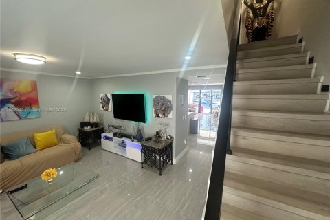 Condo in North Miami Beach, Florida, 3 bedrooms  № 1953526 - photo 11