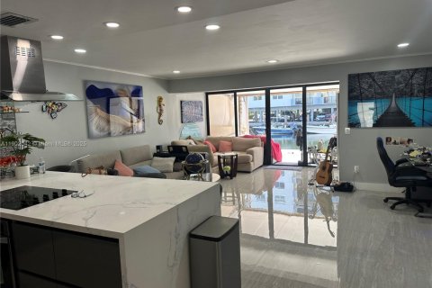 Condo in North Miami Beach, Florida, 3 bedrooms  № 1953526 - photo 2