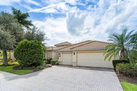House in Bradenton, Florida 4 bedrooms, 214.05 sq.m. № 2406944 - photo 4