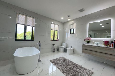 Casa en venta en Cutler Bay, Florida, 5 dormitorios, 315.77 m2 № 1457604 - foto 12