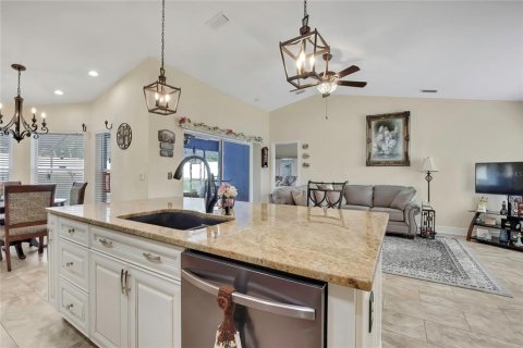House in Spring Hill, Florida 3 bedrooms, 147.9 sq.m. № 2259407 - photo 12