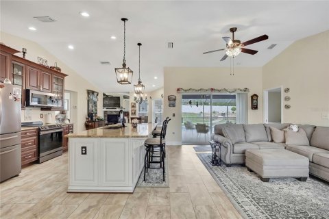 House in Spring Hill, Florida 3 bedrooms, 147.9 sq.m. № 2259407 - photo 5
