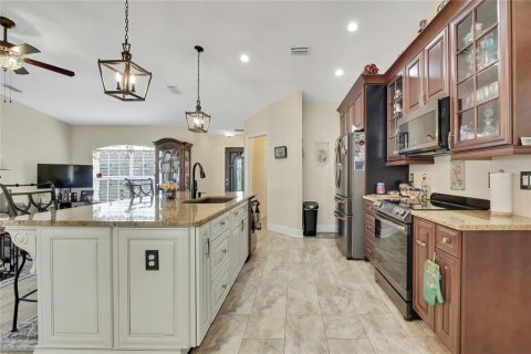 House in Spring Hill, Florida 3 bedrooms, 147.9 sq.m. № 2259407 - photo 9