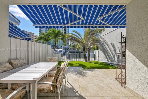 Touwnhouse à louer à Sunny Isles Beach, Floride: 4 chambres, 225.29 m2 № 2322124 - photo 13