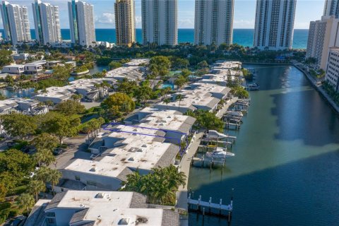 Touwnhouse à louer à Sunny Isles Beach, Floride: 4 chambres, 225.29 m2 № 2322124 - photo 6