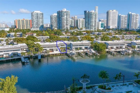 Touwnhouse à louer à Sunny Isles Beach, Floride: 4 chambres, 225.29 m2 № 2322124 - photo 2