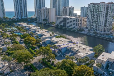 Touwnhouse à louer à Sunny Isles Beach, Floride: 4 chambres, 225.29 m2 № 2322124 - photo 5