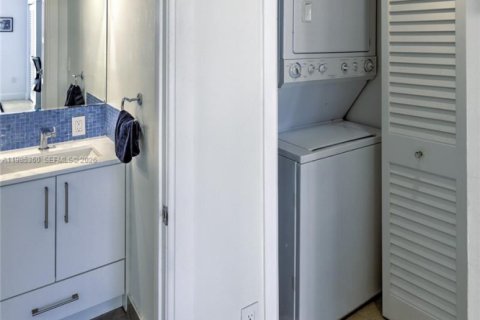Condo in Miami, Florida, 1 bedroom  № 2046990 - photo 22