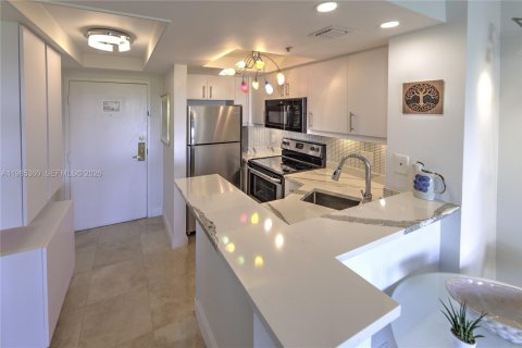 Condo in Miami, Florida, 1 bedroom  № 2046990 - photo 14