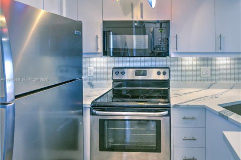 Condo in Miami, Florida, 1 bedroom  № 2046990 - photo 17