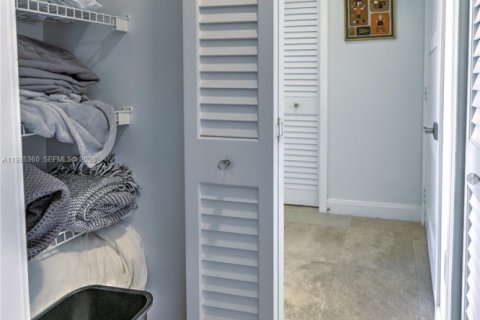 Condo in Miami, Florida, 1 bedroom  № 2046990 - photo 23