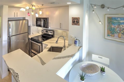 Condo in Miami, Florida, 1 bedroom  № 2046990 - photo 13