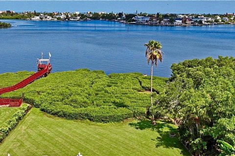 Villa ou maison à vendre à Largo, Floride: 4 chambres, 393.35 m2 № 2258510 - photo 2