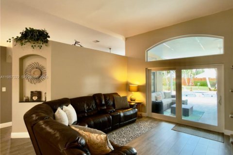 Casa en venta en Pembroke Pines, Florida, 3 dormitorios, 192.87 m2 № 2047725 - foto 3