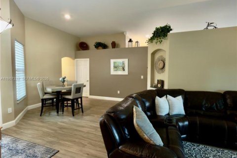 Casa en venta en Pembroke Pines, Florida, 3 dormitorios, 192.87 m2 № 2047725 - foto 5