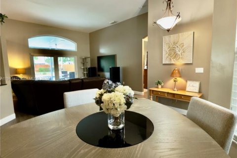 Casa en venta en Pembroke Pines, Florida, 3 dormitorios, 192.87 m2 № 2047725 - foto 6