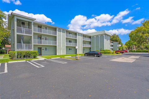 Condo in Coral Springs, Florida, 2 bedrooms  № 1861012 - photo 1
