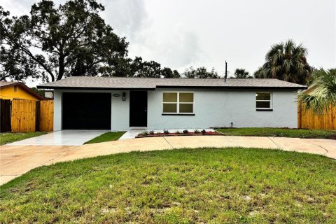 House in Largo, Florida 3 bedrooms, 79.9 sq.m. № 1915861 - photo 1