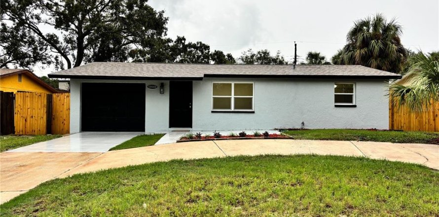 House in Largo, Florida 3 bedrooms, 79.9 sq.m. № 1915861