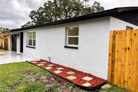 House in Largo, Florida 3 bedrooms, 79.9 sq.m. № 1915861 - photo 6