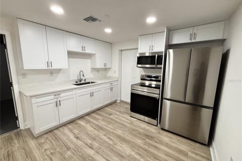 House in Largo, Florida 3 bedrooms, 79.9 sq.m. № 1915861 - photo 15
