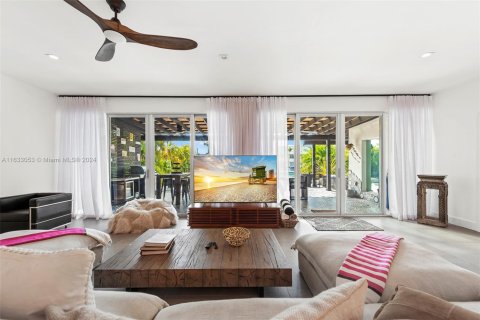 Casa en venta en Miami Beach, Florida, 4 dormitorios, 280.19 m2 № 1714883 - foto 4