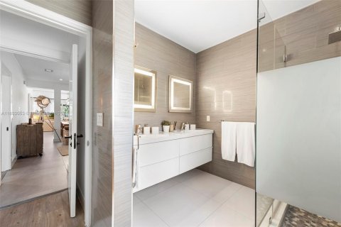Casa en venta en Miami Beach, Florida, 4 dormitorios, 280.19 m2 № 1714883 - foto 30
