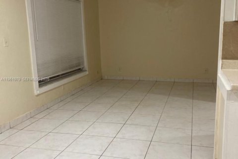 Touwnhouse à louer à North Lauderdale, Floride: 4 chambres, 136.75 m2 № 2025049 - photo 3