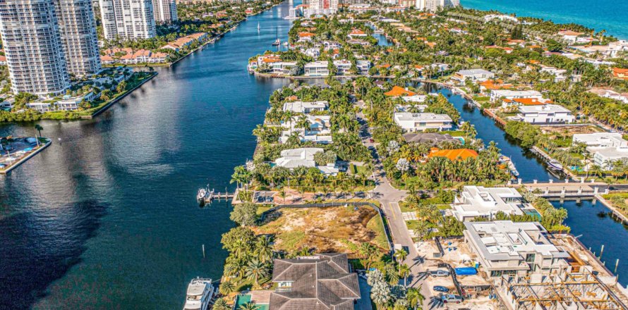 Land in Golden Beach, Florida № 815607