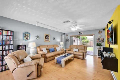 House in Sunrise, Florida 2 bedrooms, 96.99 sq.m. № 1825914 - photo 5
