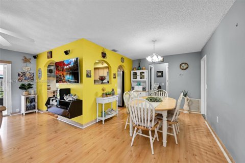 House in Sunrise, Florida 2 bedrooms, 96.99 sq.m. № 1825914 - photo 9