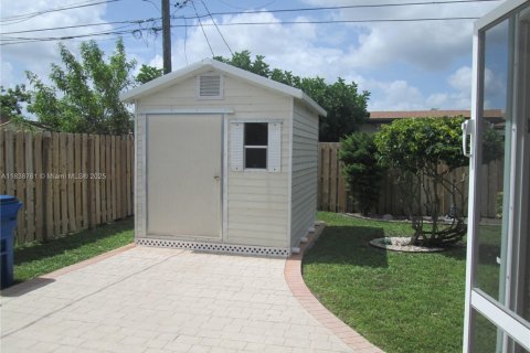 House in Sunrise, Florida 2 bedrooms, 96.99 sq.m. № 1825914 - photo 2
