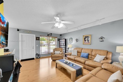 House in Sunrise, Florida 2 bedrooms, 96.99 sq.m. № 1825914 - photo 4