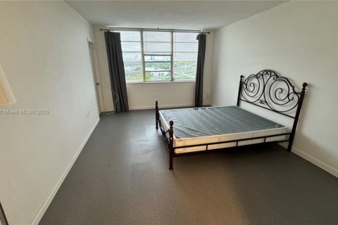 Condo in Miami, Florida, 1 bedroom  № 1996500 - photo 8